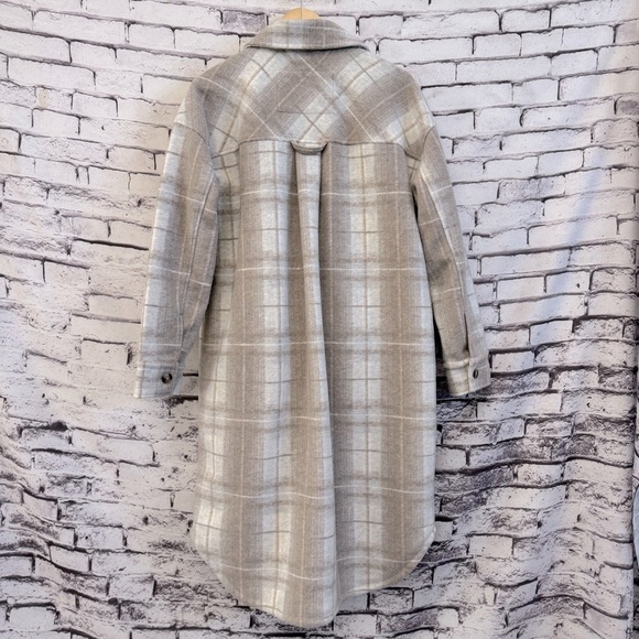 American Eagle Elongated Plaid Shacket Size Medium - Picture 3 of 7